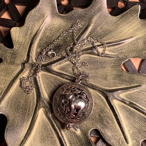 Cute elephant necklace it open’s you could use oils in it!! ❤️🐘